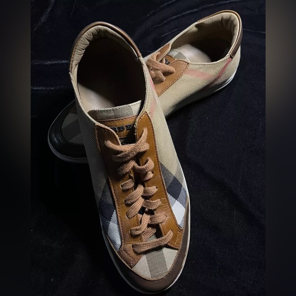 SOLD‼️‼️‼️🎊 Burberry shoes size 38 - Picture 2 of 3